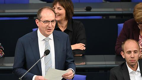 Bundesinnenminister Alexander Dobrindt (CSU) hat die verschärften Grenzkontrollen verteidigt.