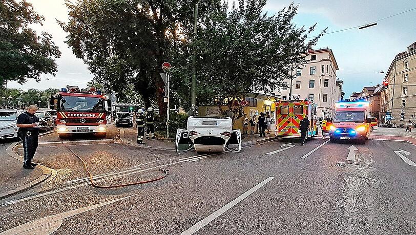 Kurz nach der Kreuzung zur Baldestraße kollidierten ein Ford und ein Renault zusammen, der beteiligte Münchner überschlug sich dabei mit seinem Fahrzeug.