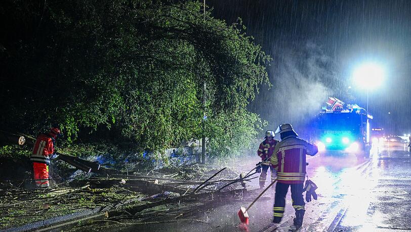 Nach den Unwettern räumen die Einsatzkräfte auf. Nach den Unwettern räumen die Einsatzkräfte auf.