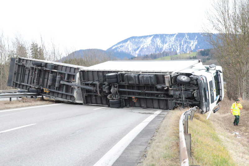 Am Freitag stürmte es so gewaltig, dass auf der A8 im Landkreis Rosenheim ein Lkw umgweht wurde und quer über die Fahrbahn kippte.