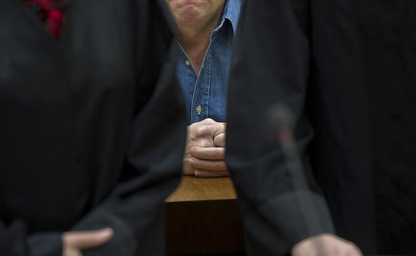 Der Angeklagte Thomas S. saß am Montag im Gericht. Für die Aussage der Mutter der beiden ermordeten Mädchen musste er den Saal verlassen - der Frau war seine Anwesenheit nicht zumutbar.