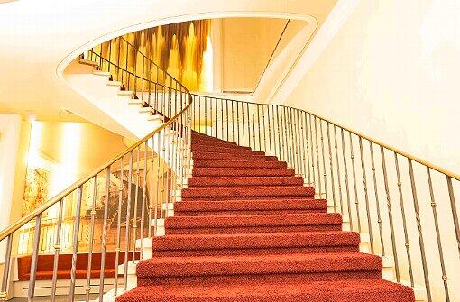 Treppe mit Stil: Tradition und Moderne halten sich im Gloria Filmpalast die Waage. Gäste werden mit einem Begrüßungsgetränk empfangen. Außerdem steht ihnen eine Garderobe zur Verfügung.