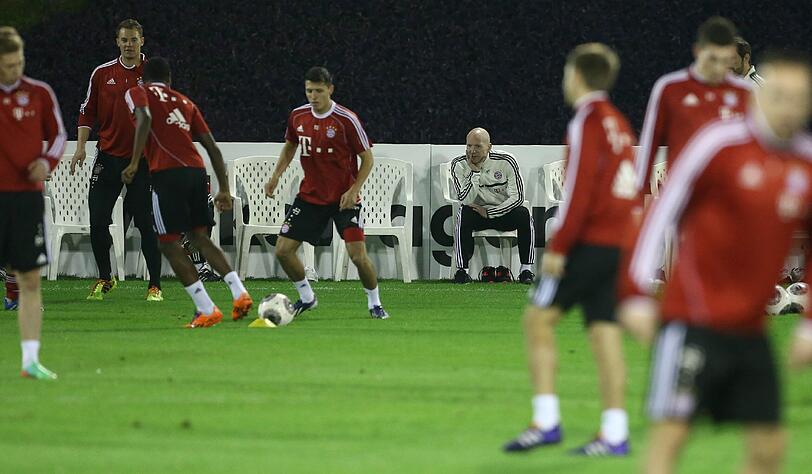Auch Sportvorstand Matthias Sammer betrachtet die Trainingseinheit der Bayern-Mannschaft.