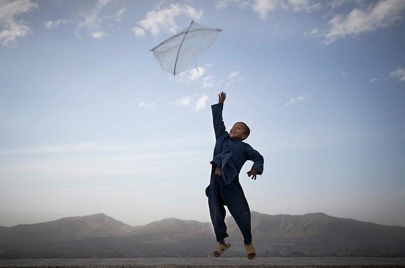 Ein Junge mit einem Drachen in Afghanistan, 2013.