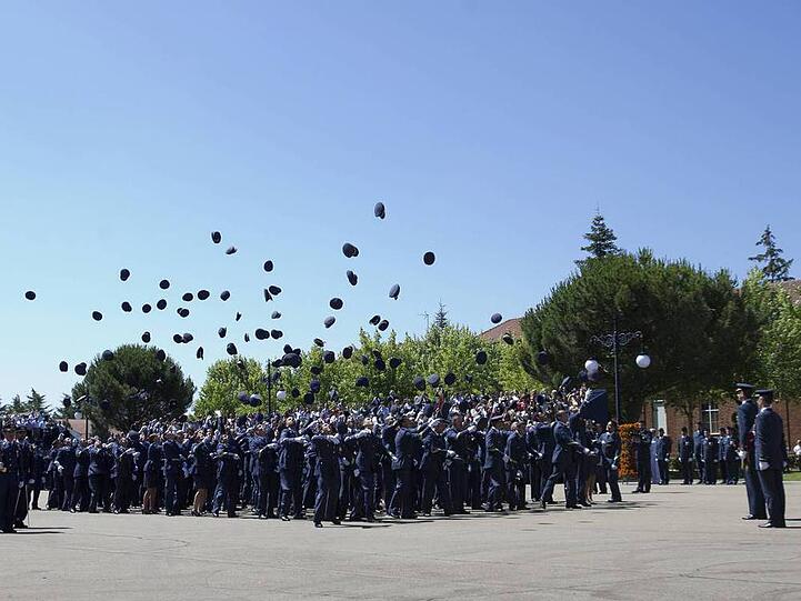 König Felipe (rechts) auf der Abschlussfeier der Luftwaffenakademie in León