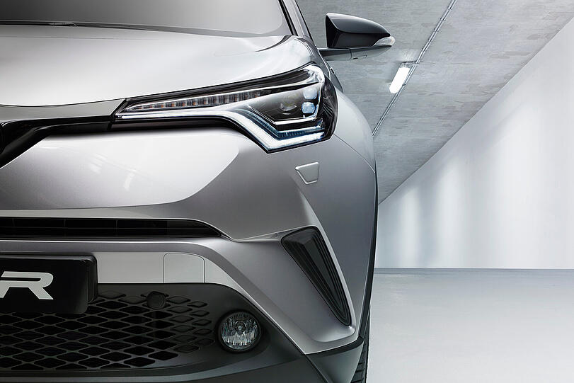 Die ungewöhnliche Linienführung des Toyota C-HR mit abfallender Dachlinie ergibt eine spannende Mischung aus SUV und elegantem Coupé.