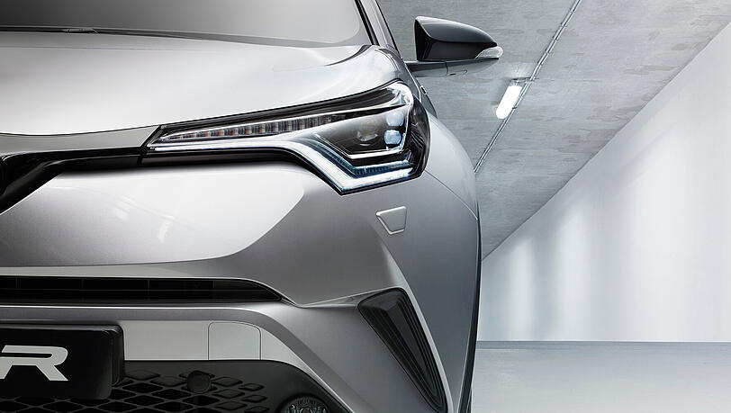 Die ungewöhnliche Linienführung des Toyota C-HR mit abfallender Dachlinie ergibt eine spannende Mischung aus SUV und elegantem Coupé. Die ungewöhnliche Linienführung des Toyota C-HR mit abfallender Dachlinie ergibt eine spannende Mischung aus SUV und elegantem Coupé.