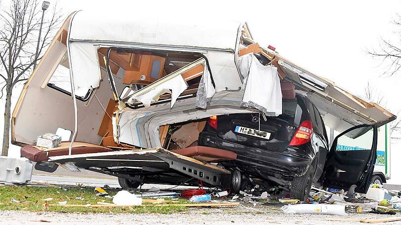 Die Münchner Straße in Feldkirchen - ein einziges Schlachtfeld. Die Bilder vom spektakulären Wohnwagen-Unfall.