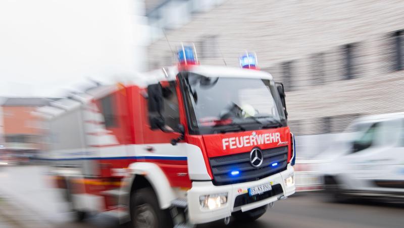 Ein Fahrzeug der Feuerwehr fährt durch die Innenstadt. Foto: Julian Stratenschulte/dpa/Symbolbild Ein Fahrzeug der Feuerwehr fährt durch die Innenstadt. Foto: Julian Stratenschulte/dpa/Symbolbild
