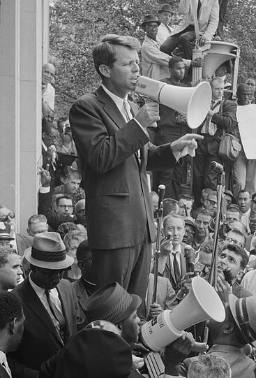 Wie sein Bruder wurde auch Robert F. Kennedy Opfer eines Attentats. In der Nacht vom 4. zum 5. Juni 1968 wurde er bei einer Wahlkampfveranstaltung erschossen.