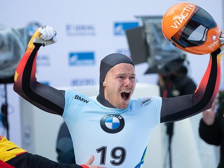 Holte sich bei der Skeleton-WM in Altenberg die Goldmedaille: Christopher Grotheer jubelt im Ziel.