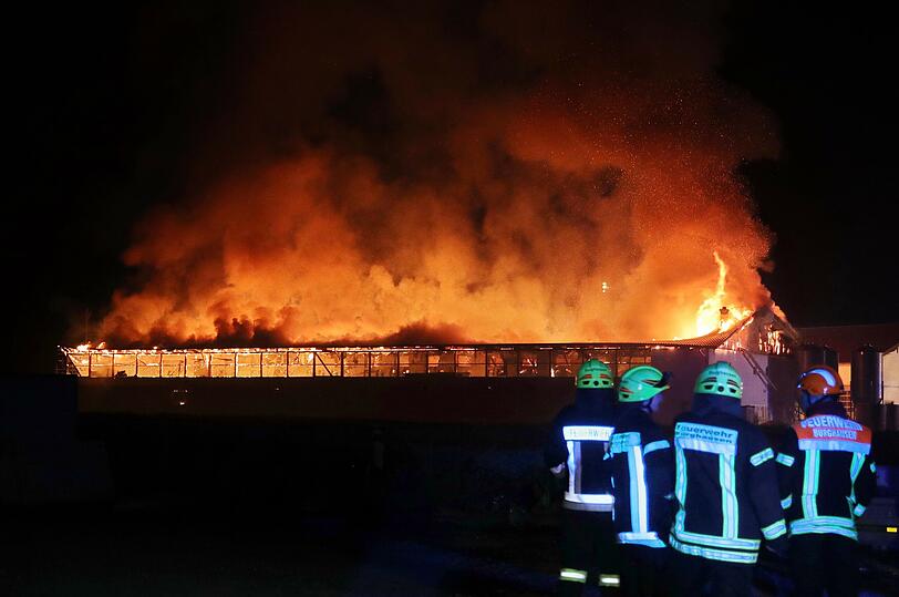 Bei Eintreffen der Feuerwehren und der ebenfalls alarmierten Streifenbesatzung der Polizeiinspektion Burghausen stand der Stall bereits in Vollbrand.