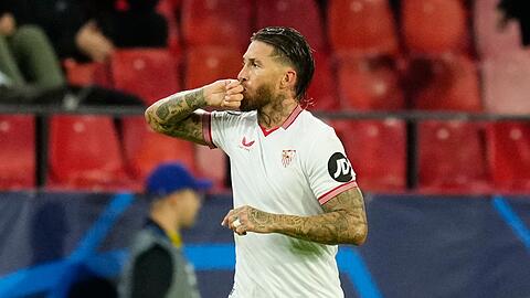 Sevilla-Verteidiger Sergio Ramos jubelt über seinen Treffer - es ist das 10.000. in der Champions-League-Historie.