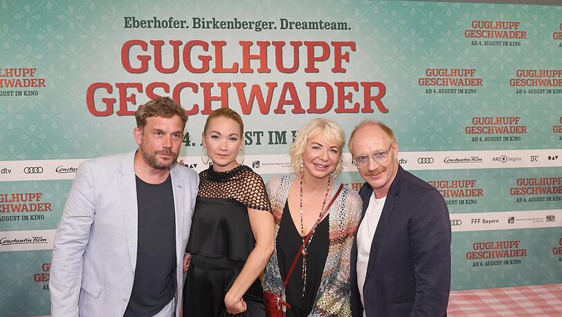 Die Schauspieler Sebastian Bezzel (links), Lisa Maria Potthoff, die Autorin Rita Falk und der Schauspieler Simon Schwarz. Die Schauspieler Sebastian Bezzel (links), Lisa Maria Potthoff, die Autorin Rita Falk und der Schauspieler Simon Schwarz.
