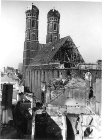 Die zerstörte Frauenkirche am 16. März 1945. Das Foto stammt vom Pfarrer der Sebastianskirche: Otto Breiter. Er zog oft mit seiner Leica durch die Stadt.