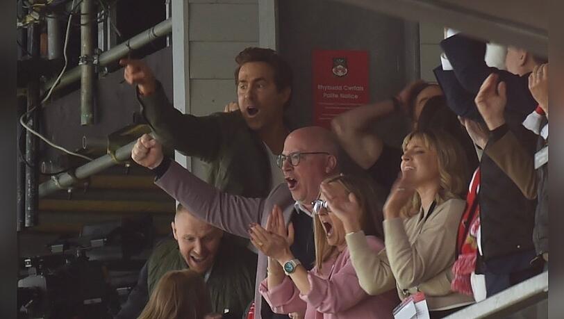 Ryan Reynolds (oben) und Rob McElhenney (verdeckt) jubeln beim Sieg des AFC Wrexham.