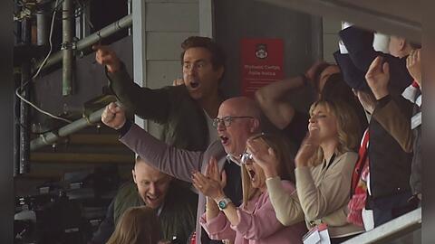 Ryan Reynolds (oben) und Rob McElhenney (verdeckt) jubeln beim Sieg des AFC Wrexham.