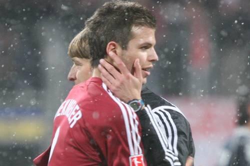 Reden statt quälen: Club-Trainer Michael Oenning setzt lieber auf sachliche Analyse (oben), um seine Profis, vor allem die jungen wie Dennis Diekmeier wieder aufzubauen.