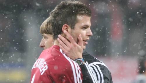 Reden statt quälen: Club-Trainer Michael Oenning setzt lieber auf sachliche Analyse (oben), um seine Profis, vor allem die jungen wie Dennis Diekmeier wieder aufzubauen. Reden statt quälen: Club-Trainer Michael Oenning setzt lieber auf sachliche Analyse (oben), um seine Profis, vor allem die jungen wie Dennis Diekmeier wieder aufzubauen.