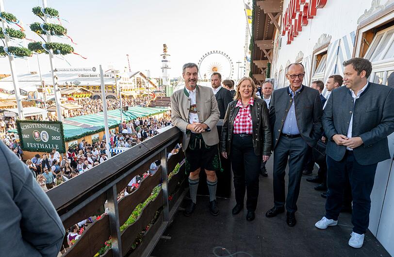 Überraschungsbesuch auf der Wiesn: Bundeskanzler Friedrich Merz (CDU) ist auf dem Oktoberfest aufgetaucht.