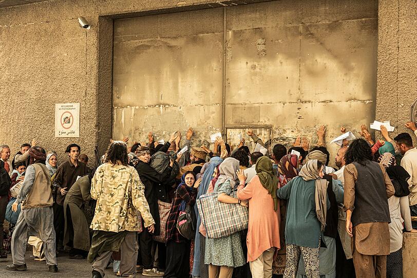 Während die Taliban die Macht in Kabul übernehmen, suchen zahlreiche Afghaninnen und Afghanen, die mit den NATO-Kräften zusammengearbeitet hatten, Zuflucht in der französischen Botschaft. Hier möchte man eigentlich in erster Linie die eigenen Leute ausfliegen und nicht andere Leute aufnehmen. Während die Taliban die Macht in Kabul übernehmen, suchen zahlreiche Afghaninnen und Afghanen, die mit den NATO-Kräften zusammengearbeitet hatten, Zuflucht in der französischen Botschaft. Hier möchte man eigentlich in erster Linie die eigenen Leute ausfliegen und nicht andere Leute aufnehmen.