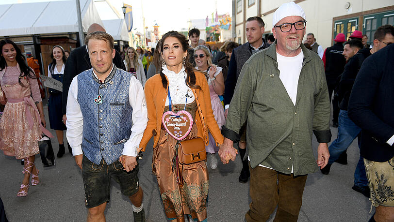 Oliver Pocher (v.l.), Cathy Hummels und DJ Ötzi gehen Hand in Hand bei Cathy Hummels Wiesn-Bummel übe die Theresienwiese. Oliver Pocher (v.l.), Cathy Hummels und DJ Ötzi gehen Hand in Hand bei Cathy Hummels Wiesn-Bummel übe die Theresienwiese.