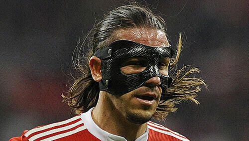Spielt seit zwei Wochen mit einer schützenden Gesichtsmaske: Martin Demichelis. Spielt seit zwei Wochen mit einer schützenden Gesichtsmaske: Martin Demichelis.