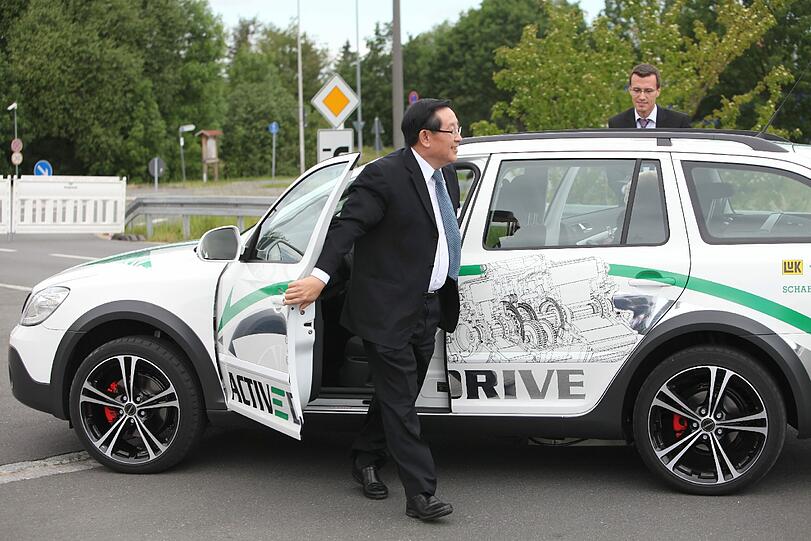 Die Zukunft für Chinas Straßen? Nach der Probefahrt im Elektro-Auto lächelte Wan Gang zufrieden.