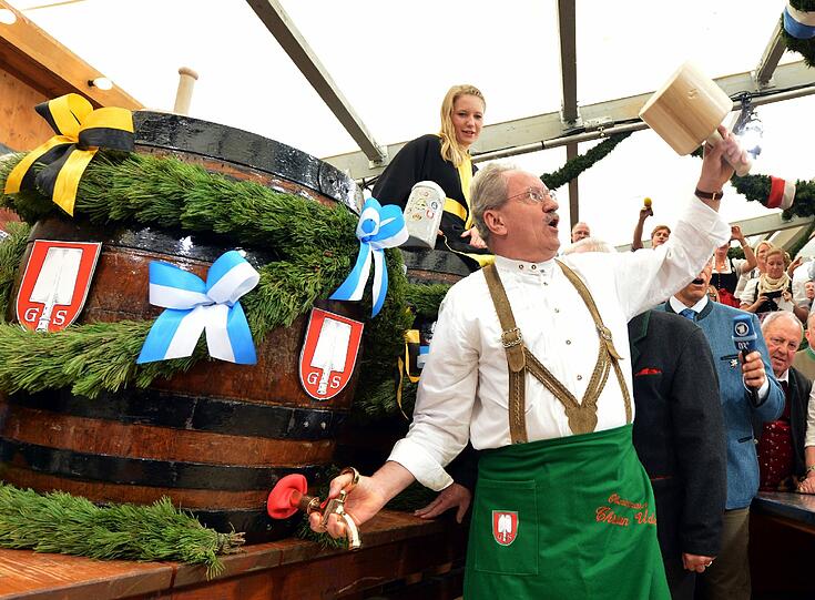 O'zapft is! Der Oberbürgermeister wünscht allen Besuchern eine schöne Wiesn.
