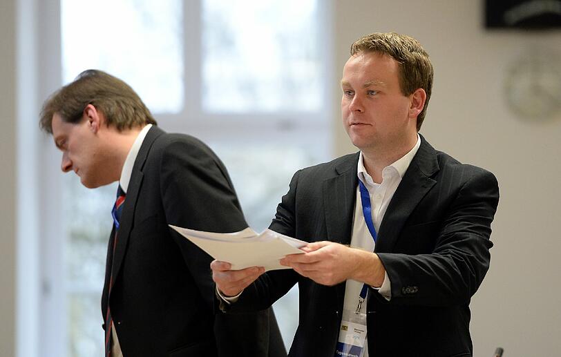Kriminalhauptkommissar Robert Mahler (r) und sein Anwalt Roland Weiler.