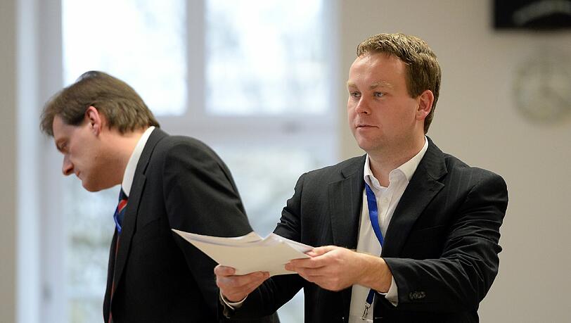 Kriminalhauptkommissar Robert Mahler (r) und sein Anwalt Roland Weiler. Kriminalhauptkommissar Robert Mahler (r) und sein Anwalt Roland Weiler.