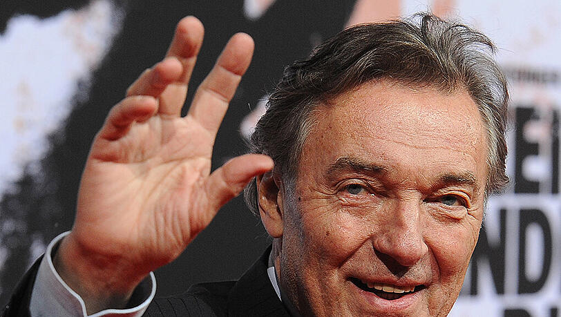 Karel Gott darf die Klinik in Prag vorerst nicht verlassen. Karel Gott darf die Klinik in Prag vorerst nicht verlassen.