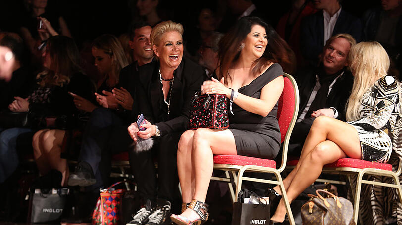Gute Laune in der Front Row: Claudia Effenberg hatte sichtlich Spaß bei der Veranstaltung.