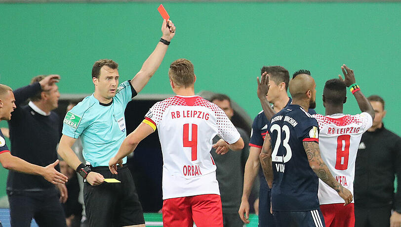 Persönlich hart getroffen wurde Naby Keita, der in der 54. Minute für ein taktisches Foul an Robert Lewandowski Gelb-Rot sah. Persönlich hart getroffen wurde Naby Keita, der in der 54. Minute für ein taktisches Foul an Robert Lewandowski Gelb-Rot sah.