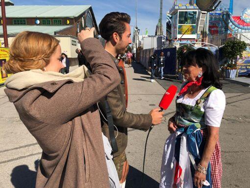 Immer im Einsatz: Die AZ-Reporter hier mit Regine Sixt auf der Theresienwiese.