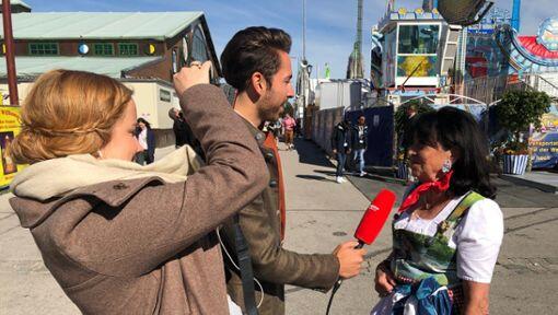 Immer im Einsatz: Die AZ-Reporter hier mit Regine Sixt auf der Theresienwiese. Immer im Einsatz: Die AZ-Reporter hier mit Regine Sixt auf der Theresienwiese.