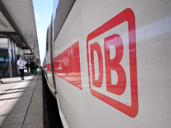 Es ist das Logo der Deutschen Bahn auf einem Waggon zu sehen. Foto: Martin Schutt/dpa-Zentralbild/dpa/Archivbild