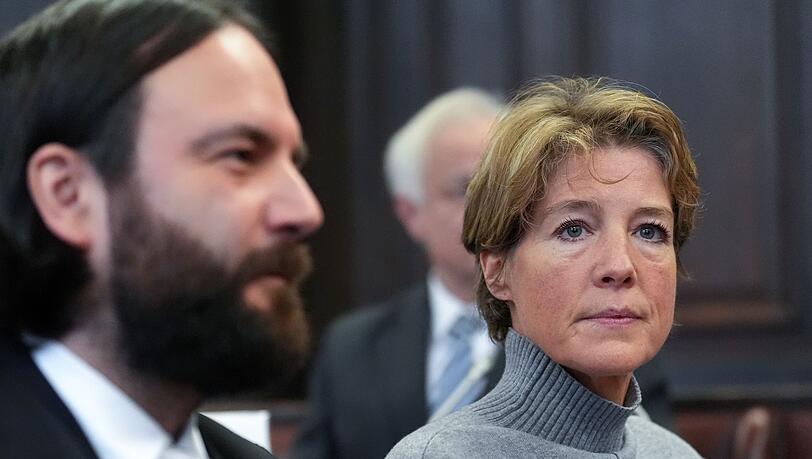 Christina Block sitzt im Gerichtssaal neben ihrem Verteidiger Ingo Bott. Christina Block sitzt im Gerichtssaal neben ihrem Verteidiger Ingo Bott.
