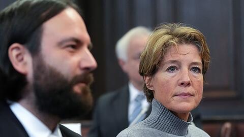 Christina Block sitzt im Gerichtssaal neben ihrem Verteidiger Ingo Bott.