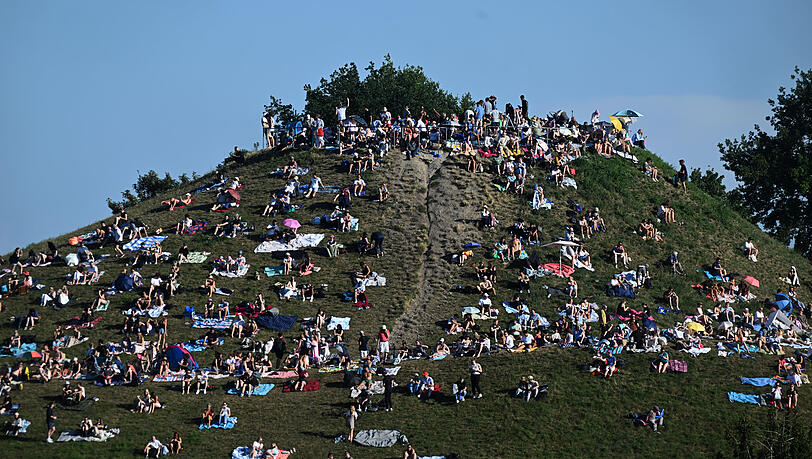 Erinnert ein bisschen an die Taylor-Swift-Konzerte im Olympiastadion: Unzählige Menschen haben sich auf dem Olympiaberg eingefunden, um von dort die Sonnenfinsternis zu beobachten. Erinnert ein bisschen an die Taylor-Swift-Konzerte im Olympiastadion: Unzählige Menschen haben sich auf dem Olympiaberg eingefunden, um von dort die Sonnenfinsternis zu beobachten.