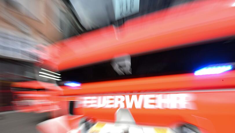 Die Feuerwehr rettete den Mann mit Verbrennungen aus dem Keller. (Symbolbild) Die Feuerwehr rettete den Mann mit Verbrennungen aus dem Keller. (Symbolbild)
