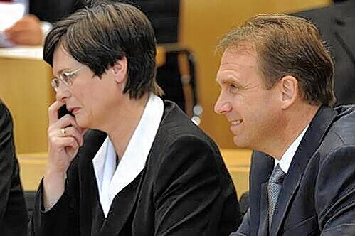 Sichtlich angespannt wartet Christine Lieberknecht auf das Ergebnis des dritten Wahlgangs - neben ihr der geschasste Vorgänger Dieter Althaus.