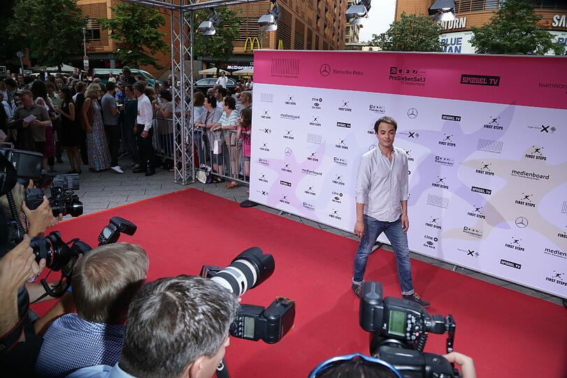 Schauspieler Nikolai Kinski schaut auch bei der Preisverleihung vorbei.