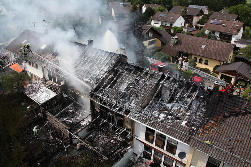 Rauchschwaden in Eiselfing: Ein Wohnhaus steht in Flammen.