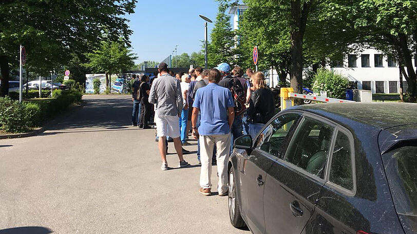 Lange Schlange: Die Löwen-Fans stehen am Mittwoch für Relegations-Tickets bis an den Parkplatz des Trainingsgeländes an.