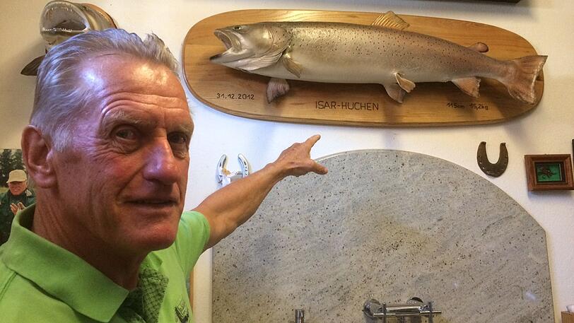 Großer Fang: Hans Zach zeigt seinen 15-Kilo-Huchen.