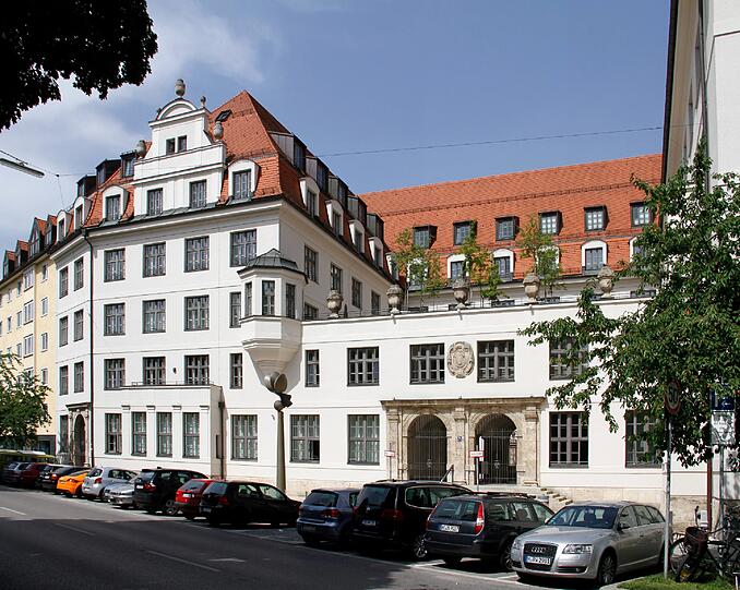 Wohnen im Luxus-Ambiente: Das ehemalige Landesarbeitsamt in der Thalkirchner Straße wurde für Luxuswohnungen kernsaniert.
