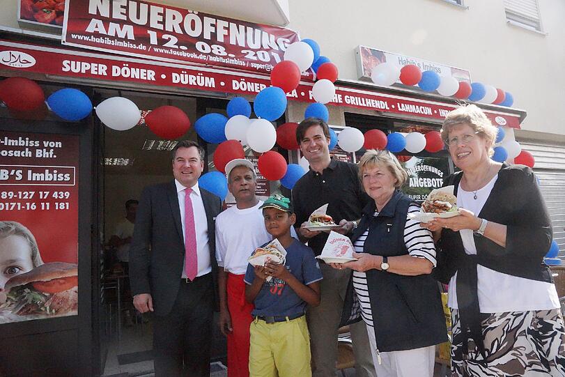 Und auch die SPD-Sprecherin im Bezirksausschuss, Hannelore Schrimpf (rechts), ist in die Dachauer Straße gekommen, um Habib Ur Rahman zu den neuen Räumen zu gratulieren. Auch sein Sohn war vorne mit dabei.