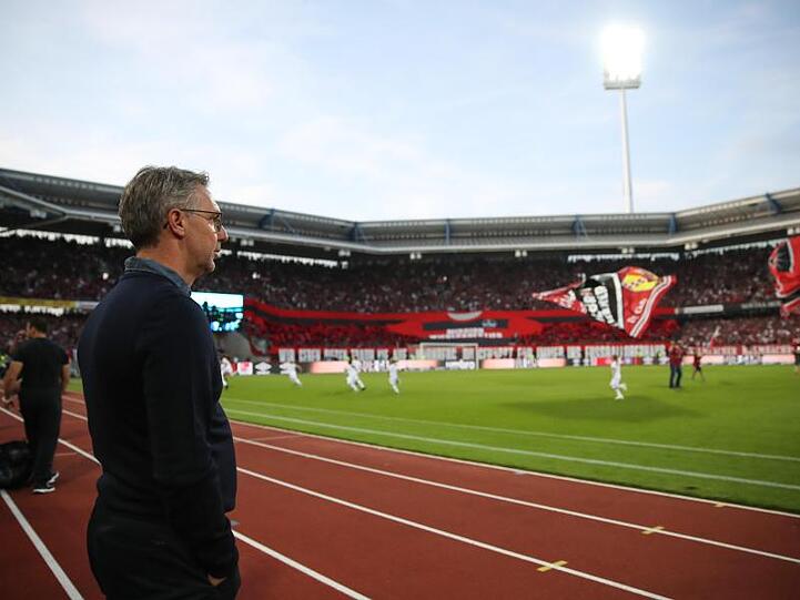 Damir Canadi, Trainer des 1. FC Nürnberg, steht am Spielfeldrand. Foto: Daniel Karmann/Archiv