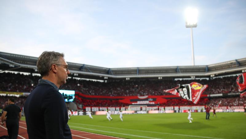 Damir Canadi, Trainer des 1. FC Nürnberg, steht am Spielfeldrand. Foto: Daniel Karmann/Archiv Damir Canadi, Trainer des 1. FC Nürnberg, steht am Spielfeldrand. Foto: Daniel Karmann/Archiv
